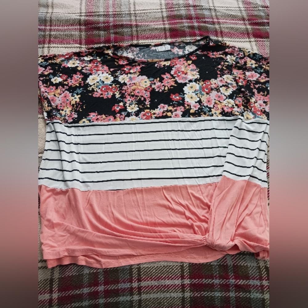 EXCELLENT CONDITION! Maurices Knot Hem Shirt